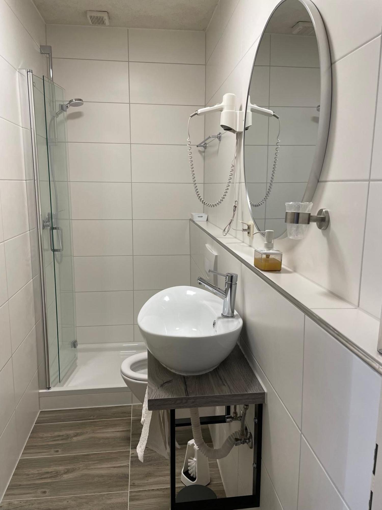 Hotel Restaurant Germania Нойвид Экстерьер фото